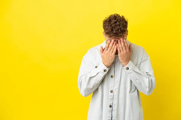 Jonge Knappe Blanke Man Geïsoleerd Gele Achtergrond Met Vermoeide Zieke — Stockfoto