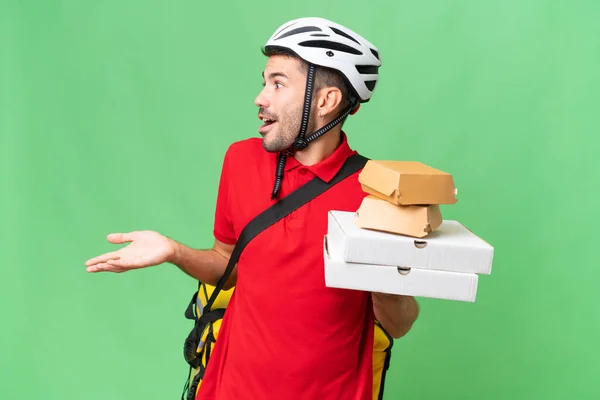 Νεαρός Όμορφος Καυκάσιος Άνδρας Θερμική Τσάντα Και Κρατώντας Φαγητό Takeaway — Φωτογραφία Αρχείου