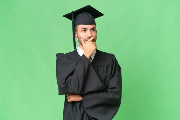Νεαρός Απόφοιτος Πανεπιστημίου Άνθρωπος Πάνω Από Απομονωμένο Υπόβαθρο Έχουν Αμφιβολίες — Φωτογραφία Αρχείου