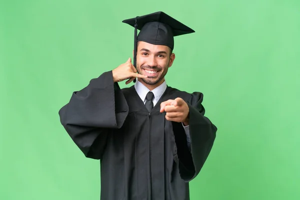 Jovem Universitário Graduado Homem Sobre Isolado Fundo Fazendo Telefone Gesto — Fotografia de Stock