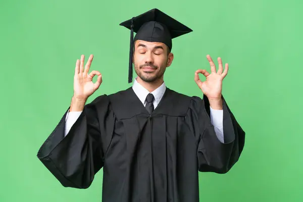 Jovem Universitário Graduado Homem Sobre Fundo Isolado Pose Zen — Fotografia de Stock