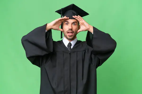 Jovem Universitário Graduado Homem Sobre Fundo Isolado Com Expressão Surpresa — Fotografia de Stock
