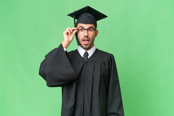 Νεαρός Απόφοιτος Πανεπιστημίου Άνθρωπος Πάνω Από Απομονωμένο Υπόβαθρο Γυαλιά Και — Φωτογραφία Αρχείου