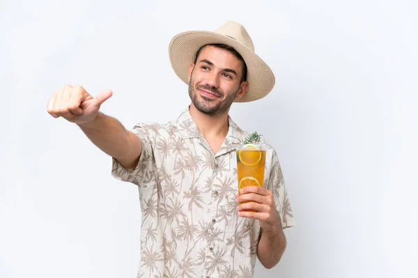 Jeune Homme Caucasien Tenant Cocktail Isolé Sur Fond Blanc Donnant — Photo