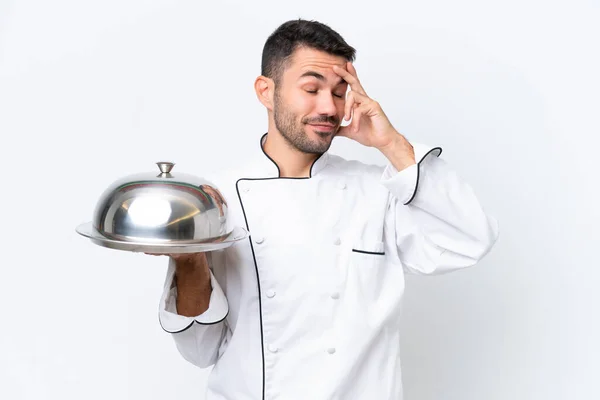 Joven Chef Con Bandeja Aislada Sobre Fondo Blanco Riendo — Foto de Stock