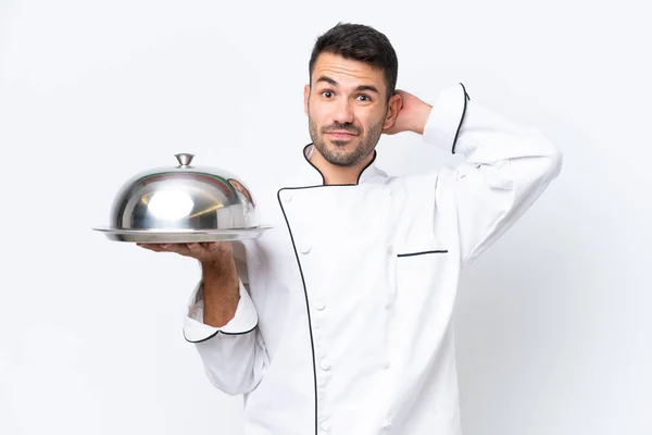 Jonge Chef Kok Met Dienblad Geïsoleerd Witte Achtergrond Met Twijfels — Stockfoto
