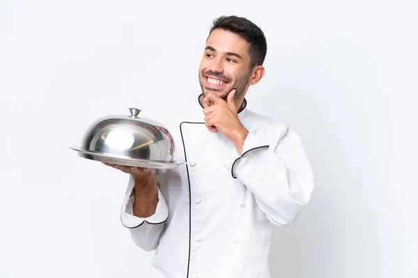 Joven Chef Con Bandeja Aislada Sobre Fondo Blanco Mirando Lado —  Fotos de Stock