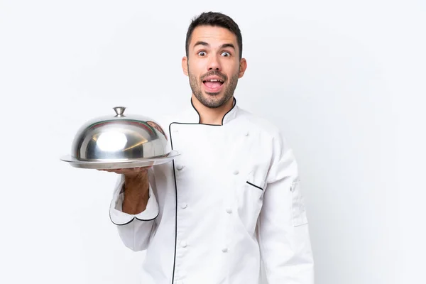 Jeune Chef Avec Plateau Isolé Sur Fond Blanc Avec Expression — Photo