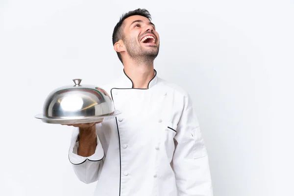 Jeune Chef Avec Plateau Isolé Sur Fond Blanc Riant — Photo