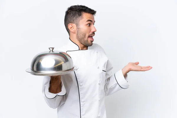 Jeune Chef Avec Plateau Isolé Sur Fond Blanc Avec Expression — Photo