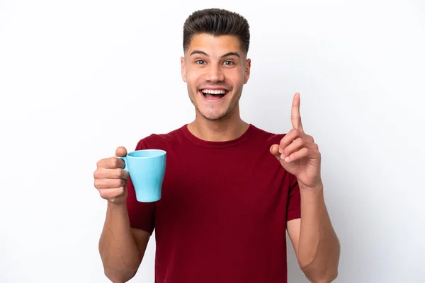 Jovem Caucasiano Homem Segurando Xícara Café Isolado Fundo Branco Apontando — Fotografia de Stock