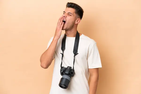 Genç Fotoğrafçı Beyaz Adam Bej Arka Planda Izole Edilmiş Esniyor — Stok fotoğraf