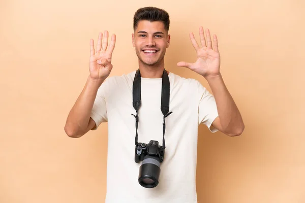 Νεαρός Φωτογράφος Καυκάσιος Άνδρας Απομονωμένος Μπεζ Φόντο Μετρώντας Εννιά Δάχτυλα — Φωτογραφία Αρχείου
