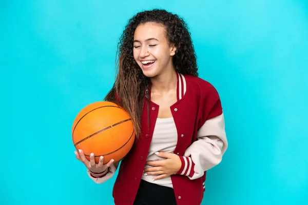 Pemain Basket Arab Wanita Terisolasi Latar Belakang Biru Tersenyum Banyak — Stok Foto