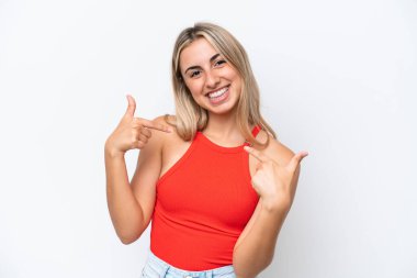 Beyaz arka planda soyutlanmış, gururlu ve kendini beğenmiş beyaz bir kadın.