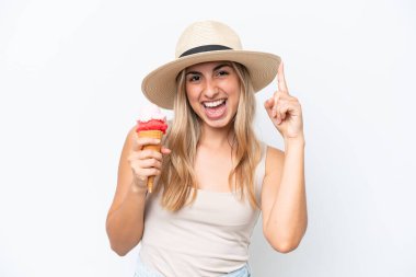 Beyaz arka planda izole edilmiş kornet dondurmalı beyaz bir kadın harika bir fikre işaret ediyor.