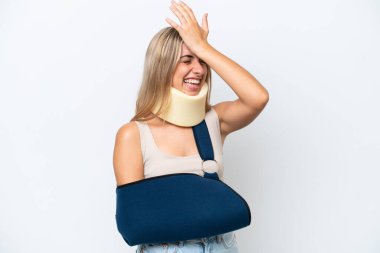 Kırık kollu ve askı takan kadın beyaz arka planda bir şey fark etti ve çözüme niyetlendi.