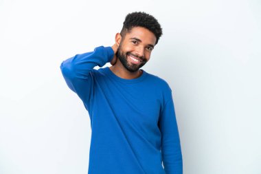 Genç Brezilyalı adam beyaz arka planda izole edilmiş gülüyor.