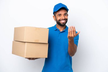 Teslimatçı Brezilyalı adam, beyaz arka planda izole edilmiş, davet ediliyor. Gelmene sevindim.