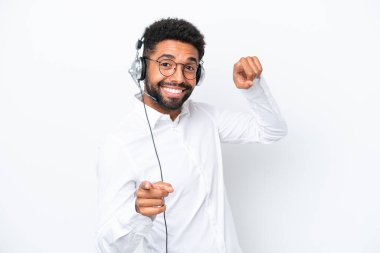 Tele pazarlamacı Brezilyalı adam beyaz arka planda izole edilmiş bir kulaklıkla çalışıyor.