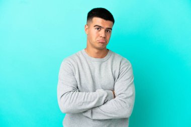 Hüzünlü ifadeli, soyutlanmış, mavi bir geçmişi olan yakışıklı bir adam.