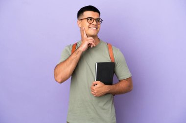 Tecrit edilmiş yakışıklı bir öğrenci. Bir fikir ararken düşünüyor.