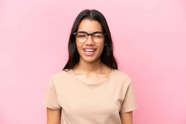Junge Kolumbianerin Isoliert Auf Rosa Hintergrund Mit Brille Und Glücklichem — Stockfoto