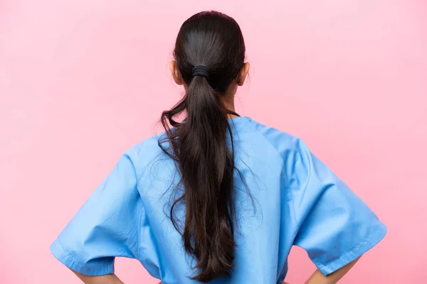 Junge Krankenschwester Kolumbianische Frau Isoliert Auf Rosa Hintergrund Rückenlage — Stockfoto