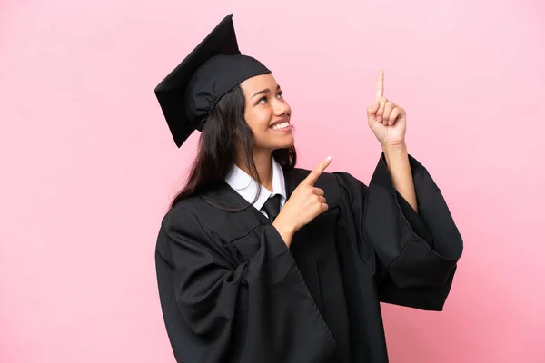 Νεαρή Φοιτήτρια Κολομβιανή Απόφοιτος Απομονωμένη Ροζ Φόντο Δείχνοντας Δείκτη Μια — Φωτογραφία Αρχείου