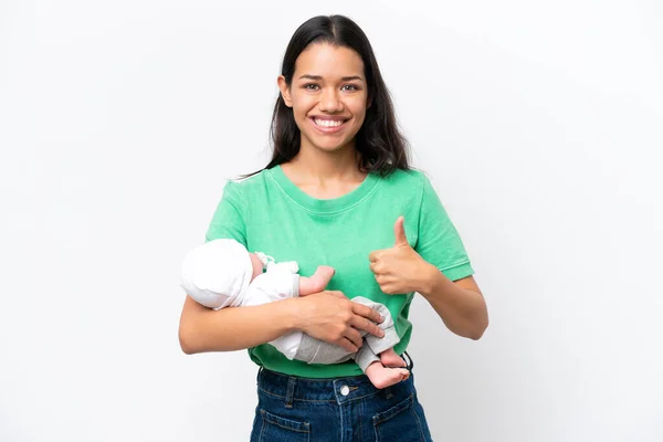 若いですコロンビア人女性とともに彼女の新生児隔離された上に白い背景で親指アップ何か良いことが起こっているので — ストック写真