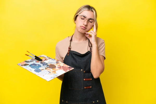 Joven Artista Caucásica Sosteniendo Una Paleta Aislada Sobre Fondo Amarillo —  Fotos de Stock