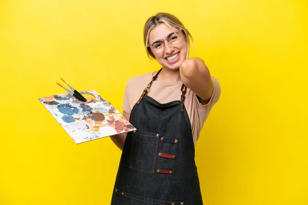 Młody Artysta Biały Kobieta Trzyma Paleta Odizolowany Żółty Tło Śmiech — Zdjęcie stockowe