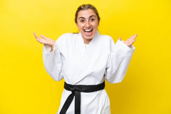 Mujer Joven Caucásica Haciendo Karate Aislado Sobre Fondo Amarillo Con — Foto de Stock