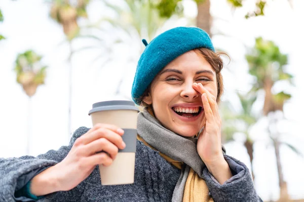 Brunett Kvinna Håller Take Away Kaffe Utomhus Skrika Med Munnen — Stockfoto
