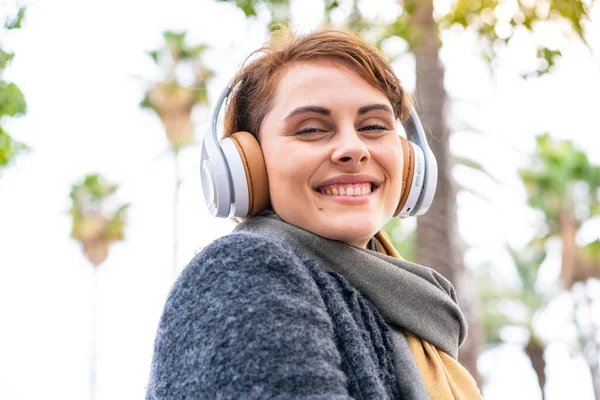 Μελαχρινή Γυναίκα Ακούγοντας Μουσική Ακουστικά Εξωτερικούς Χώρους — Φωτογραφία Αρχείου