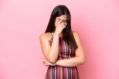 Genç Brezilyalı kadın pembe arka planda soyutlanmış gülüyor.