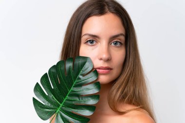 Beyaz arka planda, elinde palmiye yaprağı olan beyaz bir kadın. Portreyi kapat