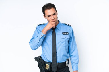 Beyaz arka planda izole edilmiş genç bir polis şüpheleri ve kafası karışmış bir yüz ifadesi var.