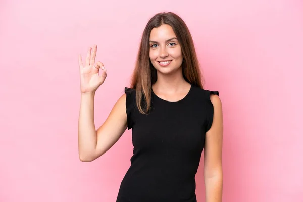 Mladá Běloška Žena Izolované Růžovém Pozadí Ukazující Znamení Prsty — Stock fotografie