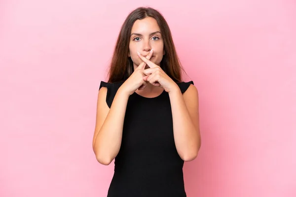 Mladá Běloška Žena Izolované Růžovém Pozadí Ukazující Znamení Mlčení Gesto — Stock fotografie
