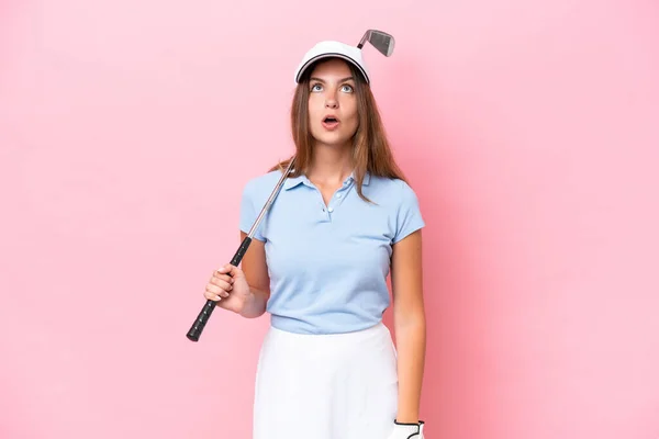 Junger Golfer Spieler Mann Isoliert Auf Rosa Hintergrund Schaut Nach — Stockfoto