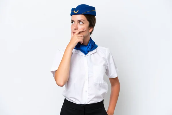 Αεροπλάνο Αεροσυνοδός Καυκάσιος Γυναίκα Απομονωμένη Λευκό Φόντο Αμφιβολίες Και Συγκεχυμένη — Φωτογραφία Αρχείου