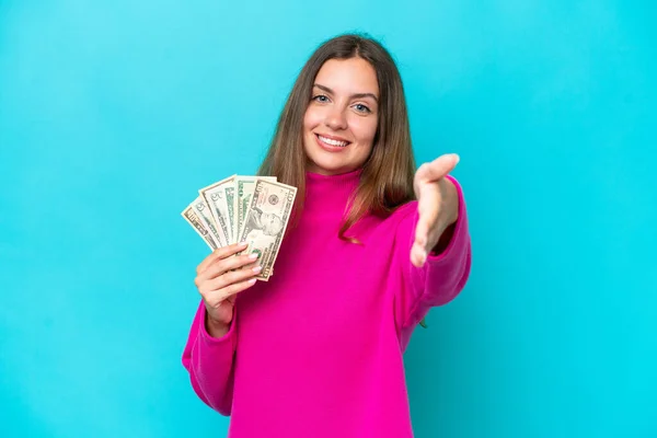 Νεαρή Καυκάσια Γυναίκα Που Παίρνει Πολλά Χρήματα Απομονωμένη Μπλε Φόντο — Φωτογραφία Αρχείου