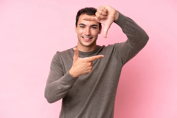 Hombre Caucásico Joven Aislado Sobre Fondo Rosa Enfocando Cara Símbolo —  Fotos de Stock