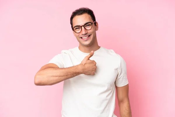 Jonge Blanke Man Geïsoleerd Roze Achtergrond Geven Van Een Duim — Stockfoto