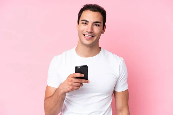 Jeune Homme Caucasien Isolé Sur Fond Rose Utilisant Téléphone Mobile — Photo