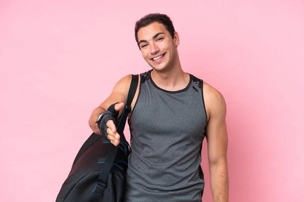 Νεαρός Αθλητής Καυκάσιος Άνδρας Αθλητική Τσάντα Απομονωμένη Ροζ Φόντο Σφίγγει — Φωτογραφία Αρχείου