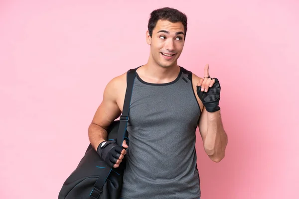 年轻的体育白种人 带着运动包 背景是粉红的 认为这是指指点点 — 图库照片