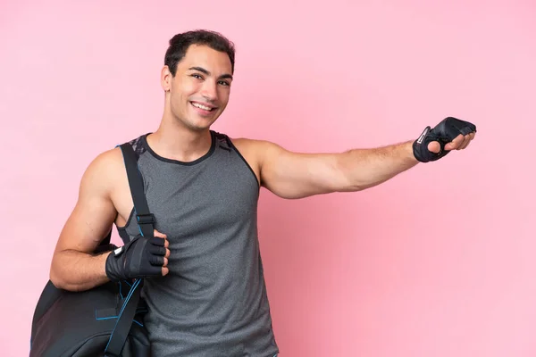 Νεαρός Αθλητής Καυκάσιος Άνδρας Αθλητική Τσάντα Απομονωμένη Ροζ Φόντο Δίνοντας — Φωτογραφία Αρχείου