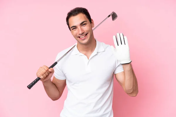 年轻的高尔夫球手男子 身披粉红的背景 手牵着手愉快地打招呼 — 图库照片